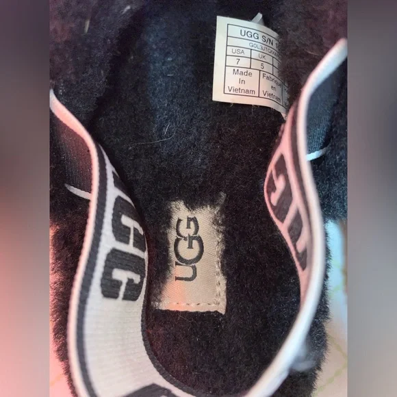 Brand New! Authentic Fluff Yeah UGG Slippers 😍 - Picture 6 of 6